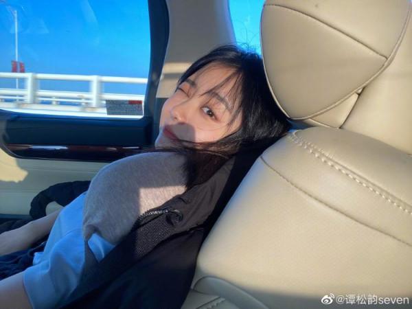 譚松韻曬車內隨拍 甜笑wink暖化人心