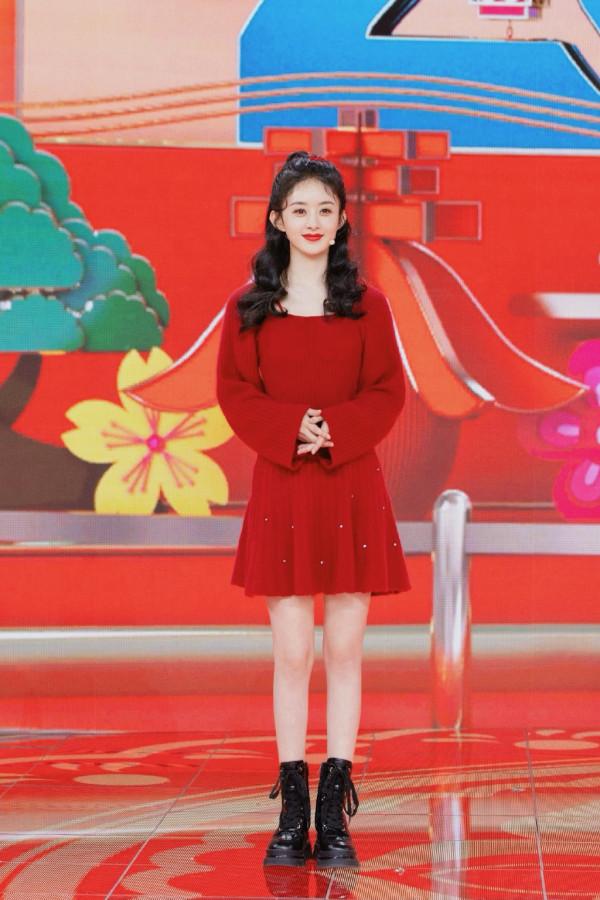 春晚明星戰袍！張小斐小品造型又出圈，趙麗穎首登春晚穿郭培定製