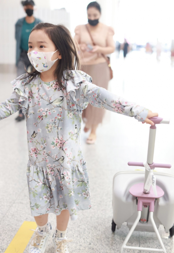 董璇女兒和外婆現身機場，小酒窩開心蹦躂超活潑，外婆時髦氣質佳