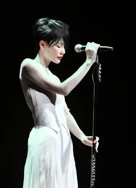 張柏芝VS王菲圖集:倆人同為人母,為何網友偏愛張柏芝? 張柏芝VS王菲圖集:倆人同為人母,為何網友偏愛張柏芝?