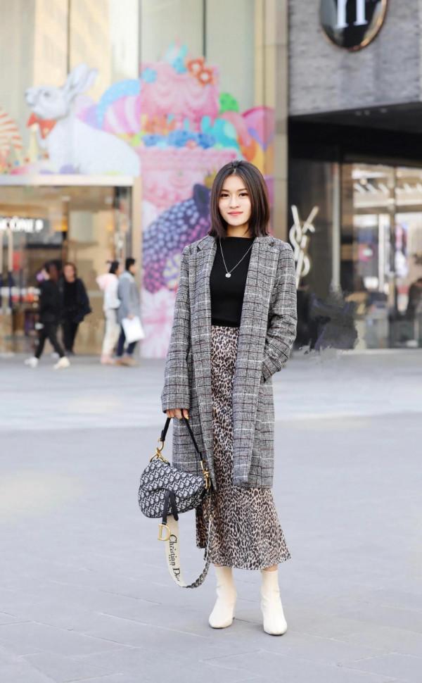 看街拍 學穿搭：8組Dior迪奧老花馬鞍包穿搭示範