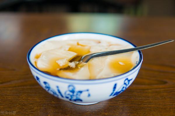 山東大集上30多歲大娘賣豆腐腦,碗碗帶肉5元一碗,有人每集來吃 山東大集上30多歲大娘賣豆腐腦,碗碗帶肉5元一碗,有人每集來吃