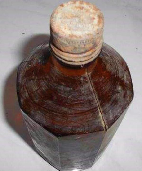 北京一女子整理養父遺物,意外發現神秘血書,揭開其隱藏56年的秘密