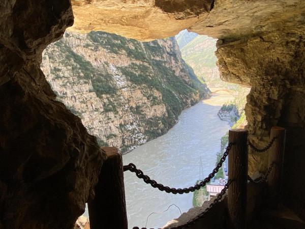 大渡河畔懸崖村,遠嫁的姑娘,到死也沒能下山回孃家(川滇藏4) 大渡河畔懸崖村,遠嫁的姑娘,到死也沒能下山回孃家(川滇藏4)