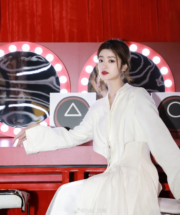 馬丁靴+連衣裙=秋冬王炸組合，顯高顯瘦，時髦慘了