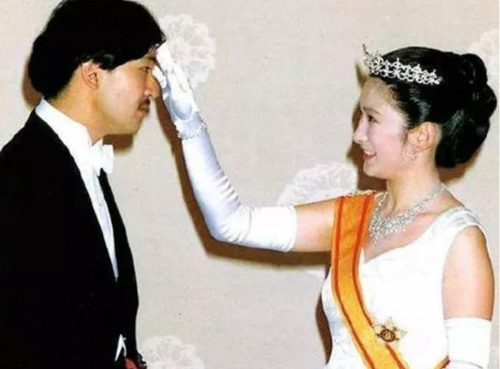 千年狐狸哪能那麼簡單：紀子妃40歲搏命做試管產皇孫，成最後贏家