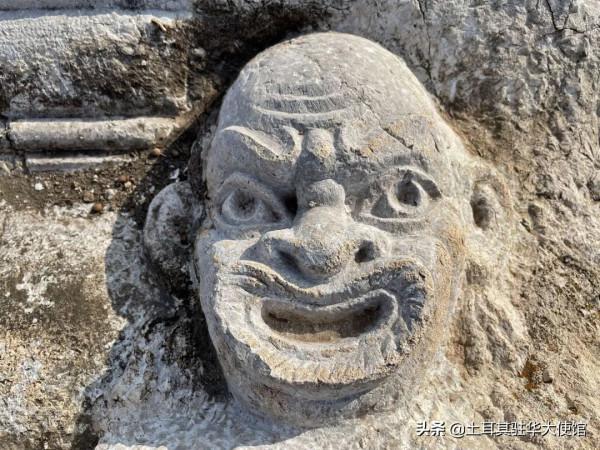 在土耳其古城卡斯塔巴拉發現了喜劇和悲劇面具