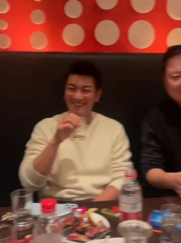 文代會眾星聚會：陳道明吳剛熱聊，杜江喝到臉紅，齊唱祝願祖國好