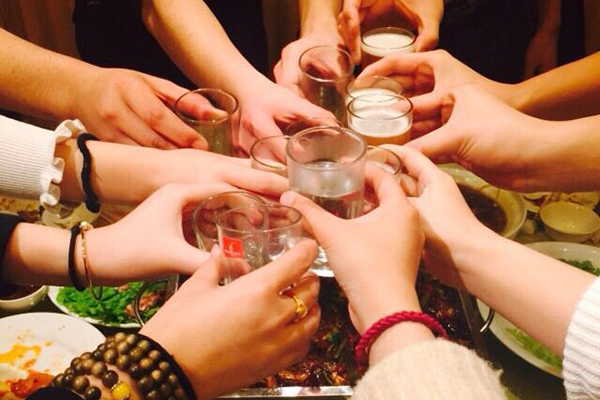 飲酒過度“喝”出胰腺炎，3個症狀是身體在“呼救”，別忽視