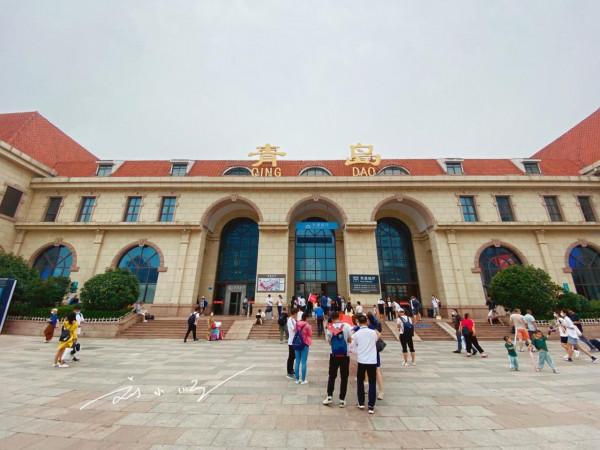 實拍山東青島百年火車站，面朝大海，還被譽為“中國最美火車站”