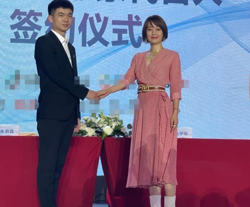 在街頭看到馬伊琍拍戲，戴長假髮像變個樣，典型的大媽裝嫩