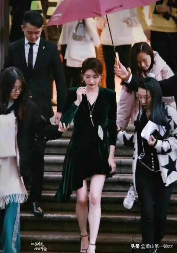 真為難江疏影了，跟84斤的佟麗婭同框，腰勒的衣服全是褶子