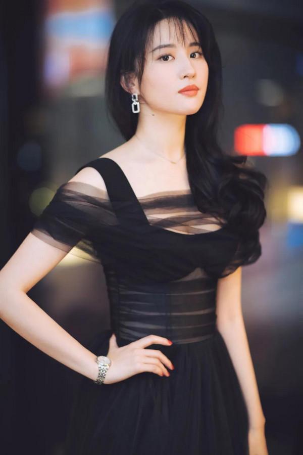 劉亦菲年度最佳裙裝，清水出芙蓉，天然去雕飾，清純唯美