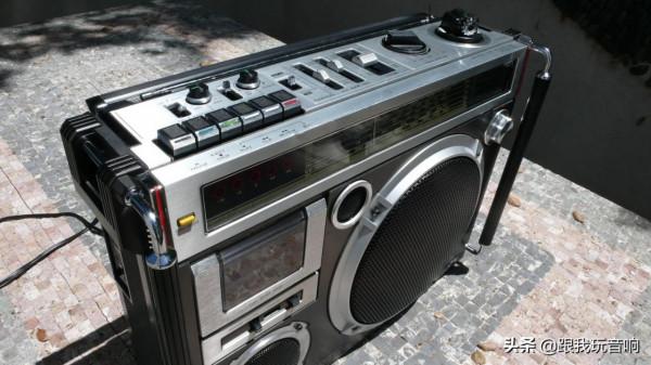 JVC 70年代推出的一款類似於真正的揚聲器,RC-550行動式收錄機 JVC 70年代推出的一款類似於真正的揚聲器,RC-550行動式收錄機