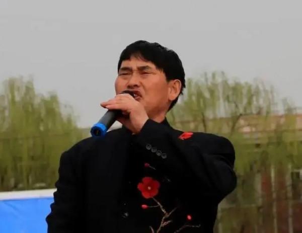 草帽姐身體透支住院，佩戴金鐲豪華別墅被曝，難怪朱之文力捧兒媳