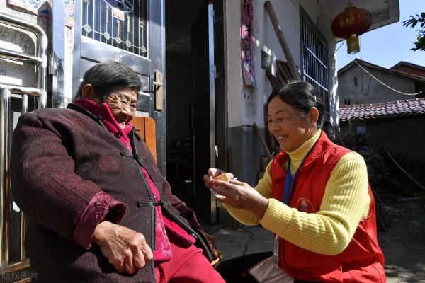 55歲保姆拒絕70歲有錢老人求婚，坦言幹活拿錢更踏實