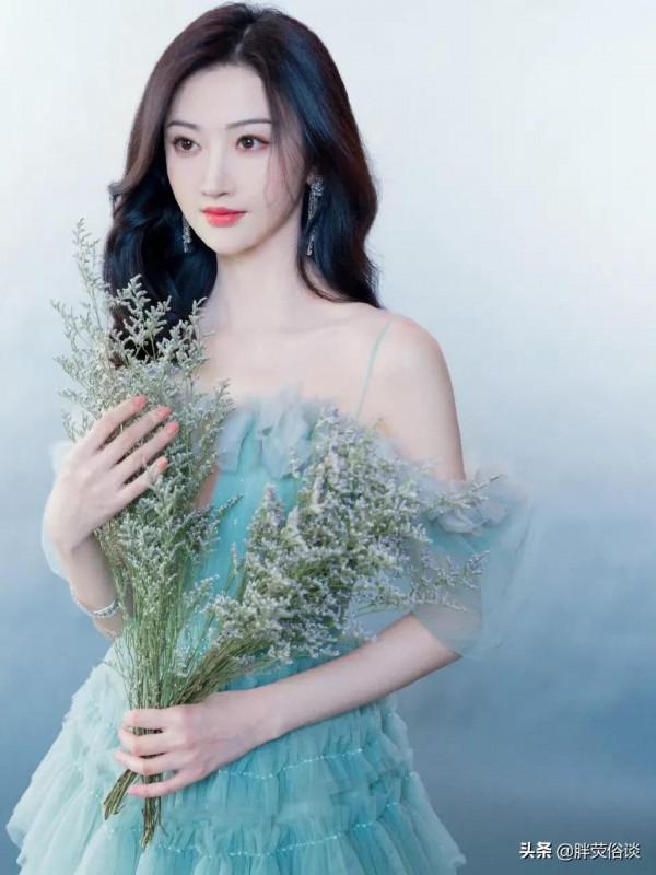 景甜一身綠色蛋糕裙，手捧一束鮮花，美麗優雅