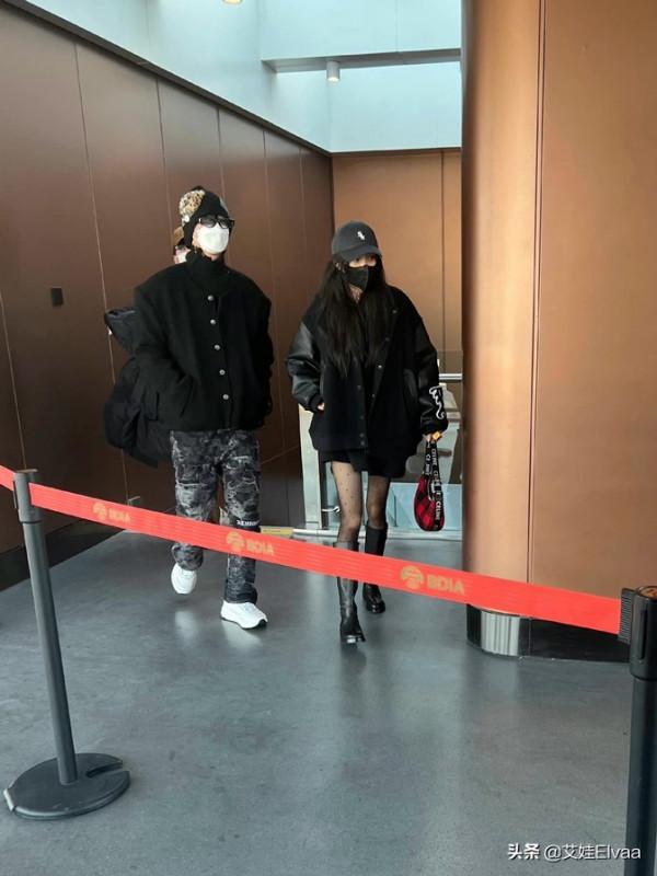 楊冪也太愛美了！大冷天穿黑絲襪配棒球服，要風度不要溫度真窈窕