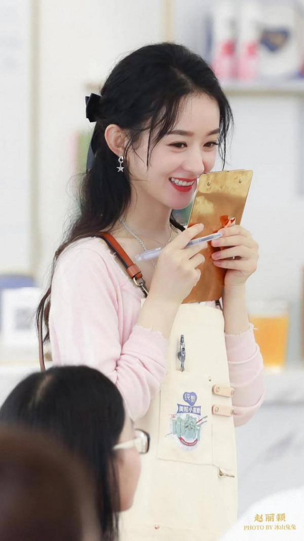 趙麗穎參加中餐廳雖然因為剪輯問題不開心，但是裡面的穿搭是真美