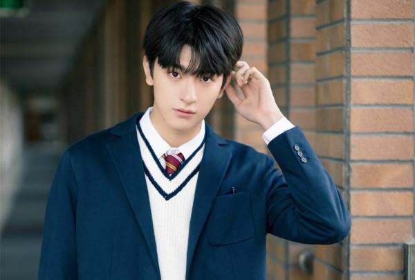 29歲陳鈺琪演中學生裝可愛被嘲，佈景假到失真，這哪是北京四合院