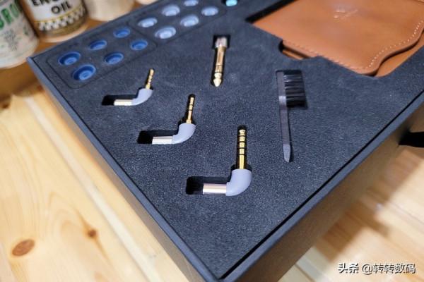 當鍍晶生物振膜雙動圈遇見四動鐵，山靈ME800六單元圈鐵小試