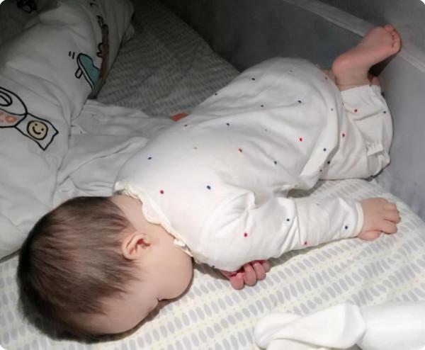 寶寶睡不踏實、“滿床滾”？可能是在向你傳遞訊號，父母別不知道