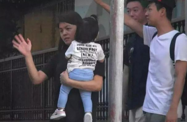 6位娶“醜妻”的男明星，個個都死心塌地，最長的相守38年