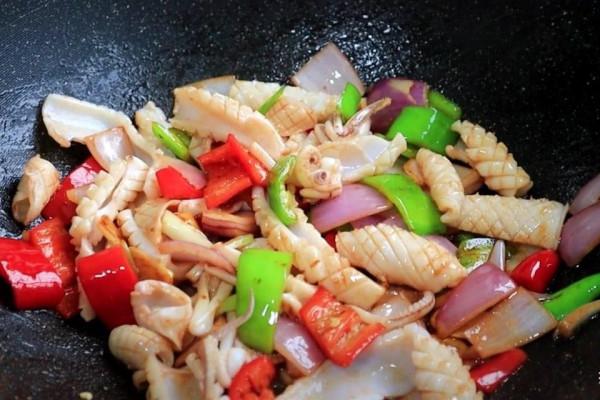魷魚怎麼做好吃？爆炒魷魚的做法，簡單易學，一看就會
