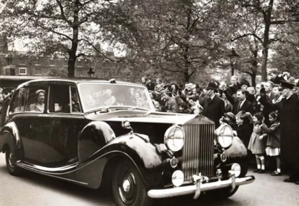 95歲英女王開路虎，卻沒有駕照，汶萊國王身家700億有7000輛豪車