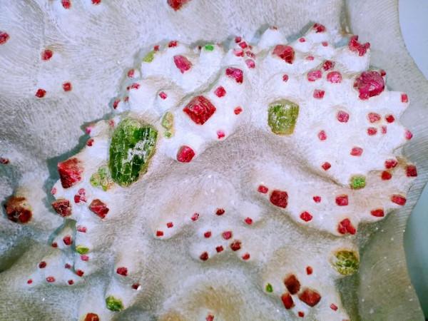 大自然的紅色戀曲 礦晶色彩的秘密 大自然的紅色戀曲 礦晶色彩的秘密