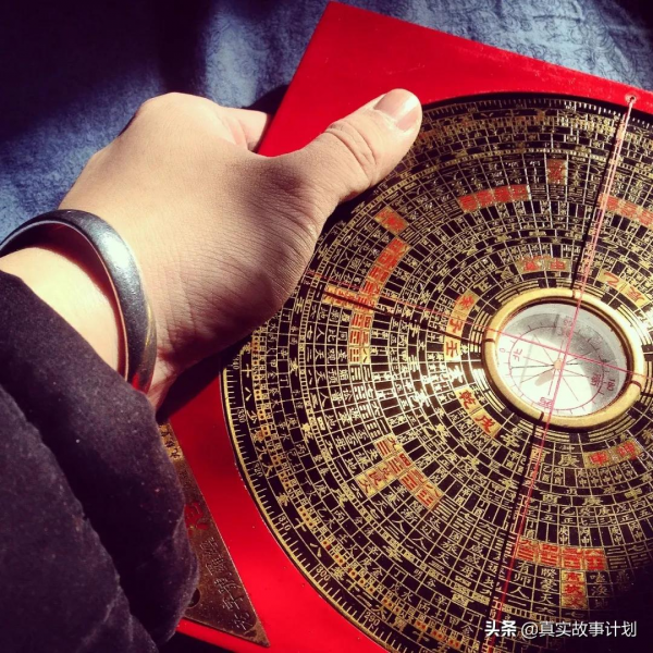 用羅盤勘察、卜卦解盤：風水師在都市中看見了什麼