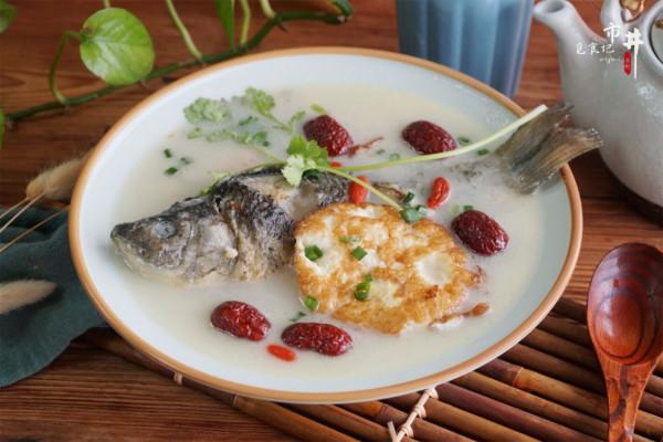 冬天煮鯽魚湯時，記得多加3樣食材，驅寒又營養，味道也更鮮了