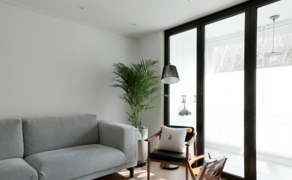 再裝修,客廳陽臺也不打通了,裝摺疊玻璃門隔開,住起來太巴適了 再裝修,客廳陽臺也不打通了,裝摺疊玻璃門隔開,住起來太巴適了