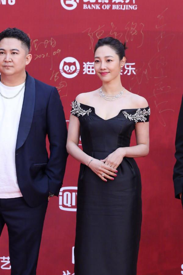 楊穎露背心形裙太豔麗，紅紗遮臉很唯美，網友：終於get到她的美