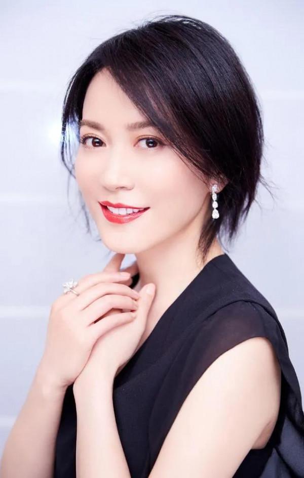 俞飛鴻身輕如燕，踏雪無痕，欣賞雪景太美了