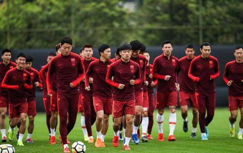 下午16點！李鐵做出爭議決定：國足集訓遭質疑，球迷吐槽聲一片