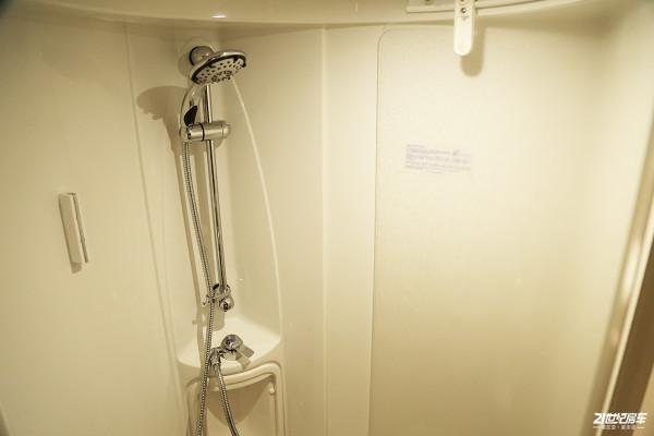 車長超7.8米，自重1噸多！英國COACHMAN拖掛房車