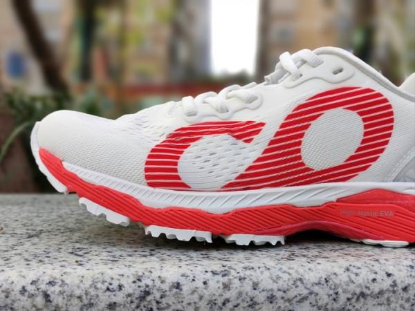 咕咚智慧跑鞋21K馭風體驗 緩震媲美亞瑟士 軟彈媲美李寧䨻