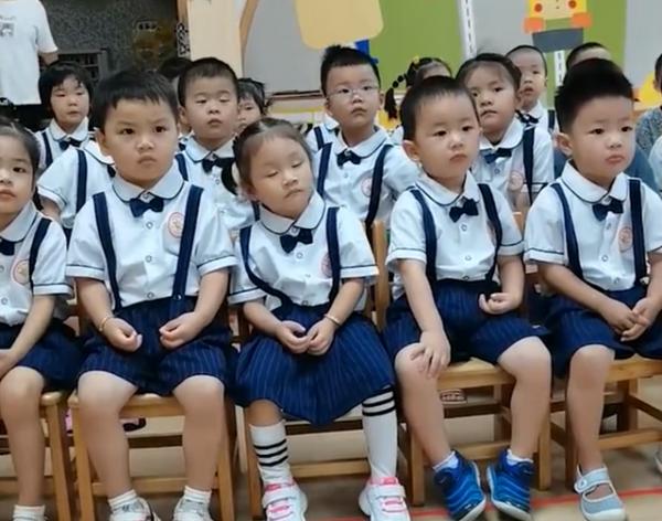 浙江一小女孩犯困靠在兩邊男孩肩膀,旁邊男孩動作網友直呼情商高 浙江一小女孩犯困靠在兩邊男孩肩膀,旁邊男孩動作網友直呼情商高