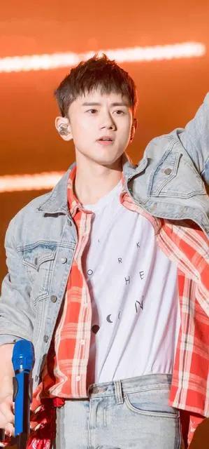 張筵到水頭，傑日一攜手。張翁對盧叟，傑處思遐陬