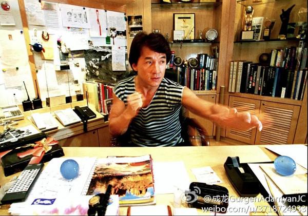 “人傻錢多”的成龍：被楊受成戲耍，請客花1600萬，包店只為報仇