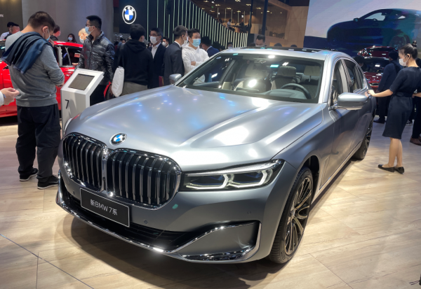 商務出行的不二之選，寶馬7系實力能打，大尺寸格柵很吸睛