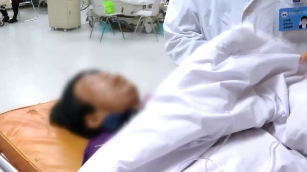 太疼了!塔吊在向下放的層板竟壓到她背上,她多處骨折、臟器損傷,危在旦夕 太疼了!塔吊在向下放的層板竟壓到她背上,她多處骨折、臟器損傷,危在旦夕