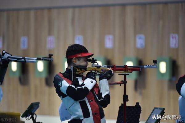 0.1環優勢險勝！奧運冠軍奪步槍三姿金牌，東道主槍神超世界紀錄
