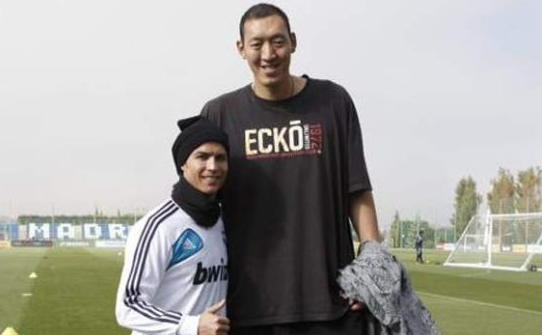 中國巨人,身高2.36米獲世界紀錄,娶1.9米的妻子,現狀如何? 中國巨人,身高2.36米獲世界紀錄,娶1.9米的妻子,現狀如何?