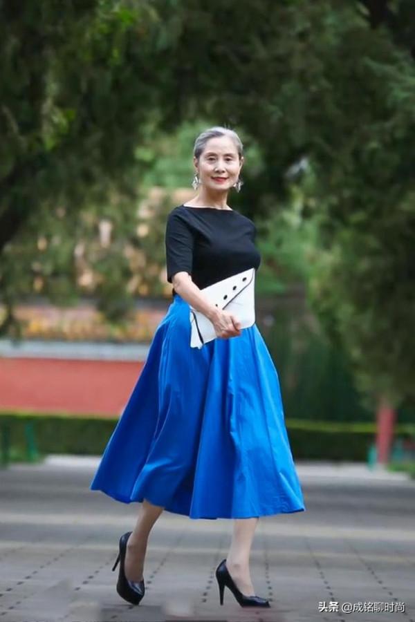 這才是70歲奶奶該有的裝扮,真實自信不做作,時尚穿搭優雅大氣 這才是70歲奶奶該有的裝扮,真實自信不做作,時尚穿搭優雅大氣