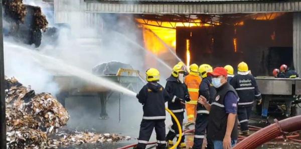 泰國春武里府一廢紙回收廠發生火災 已致9人受傷