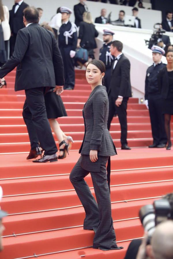 馬思純太猛了！竟敢穿2米長喇叭褲走紅毯，網友：真擔心會被絆倒