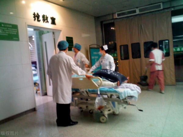 23歲小夥子熬夜醒來被送到搶救室