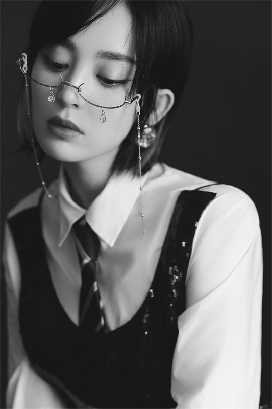 娜扎著白襯衫搭個性領帶 變身甜酷少女 娜扎著白襯衫搭個性領帶 變身甜酷少女